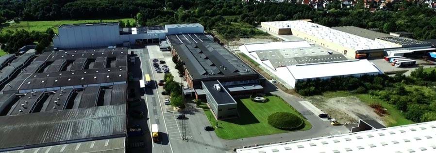 Centrální sklad v Dánsku o rozloze 40 000 m2 zahrnuje: Kanceláře, vysoké regálové systémy, sklady a výrobní budovy.